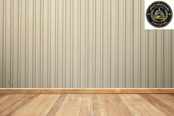 أشكال ورق الفوم على الحائط